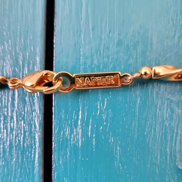 VINTAGE  STAMPED NAPIER ( R ) NECKLACE - Picture 3 of 10